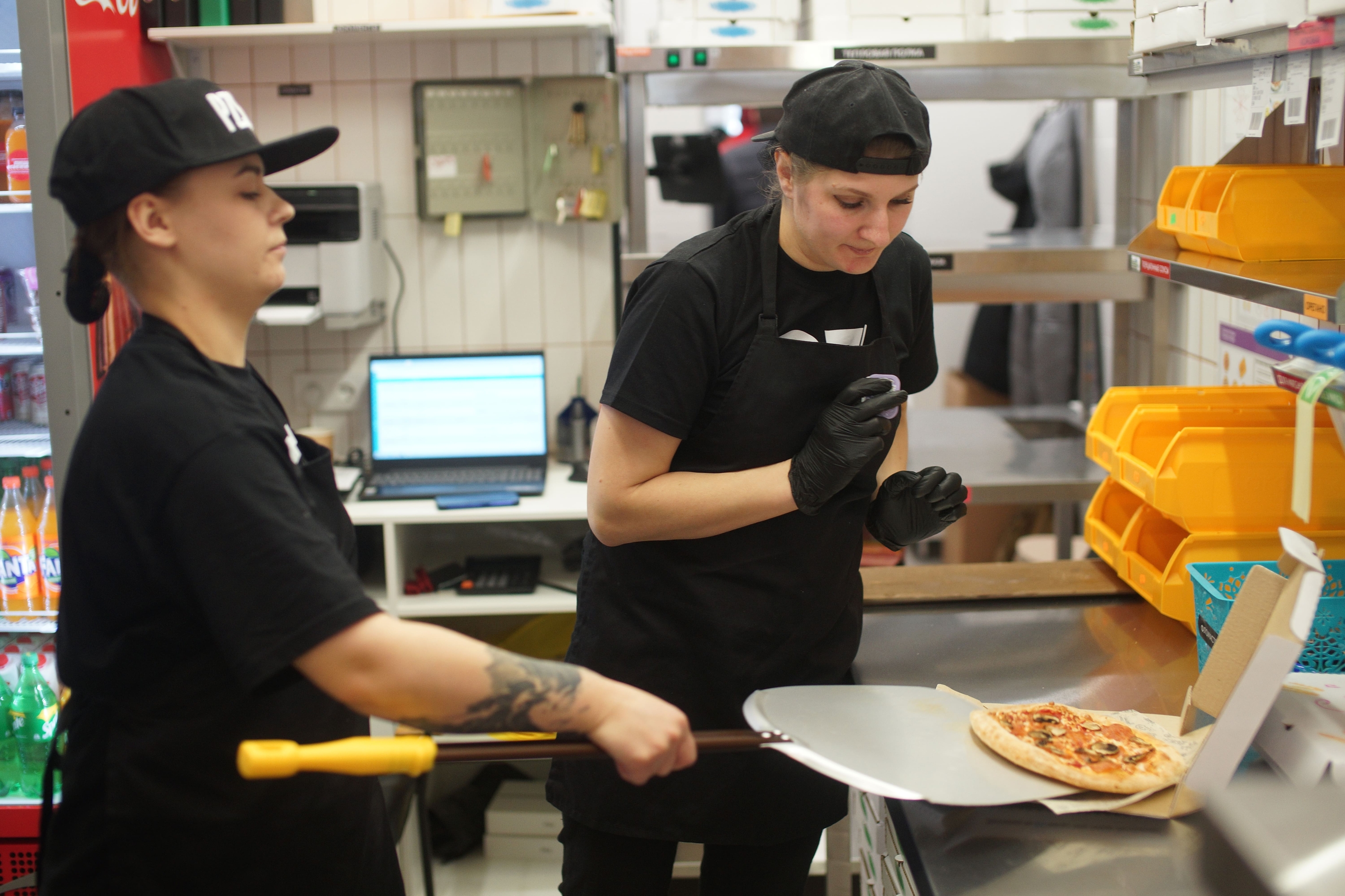 Все работники пиццерии Пицца Синица проходят обучение Все работники пиццерии Пицца Синица проходят обучение