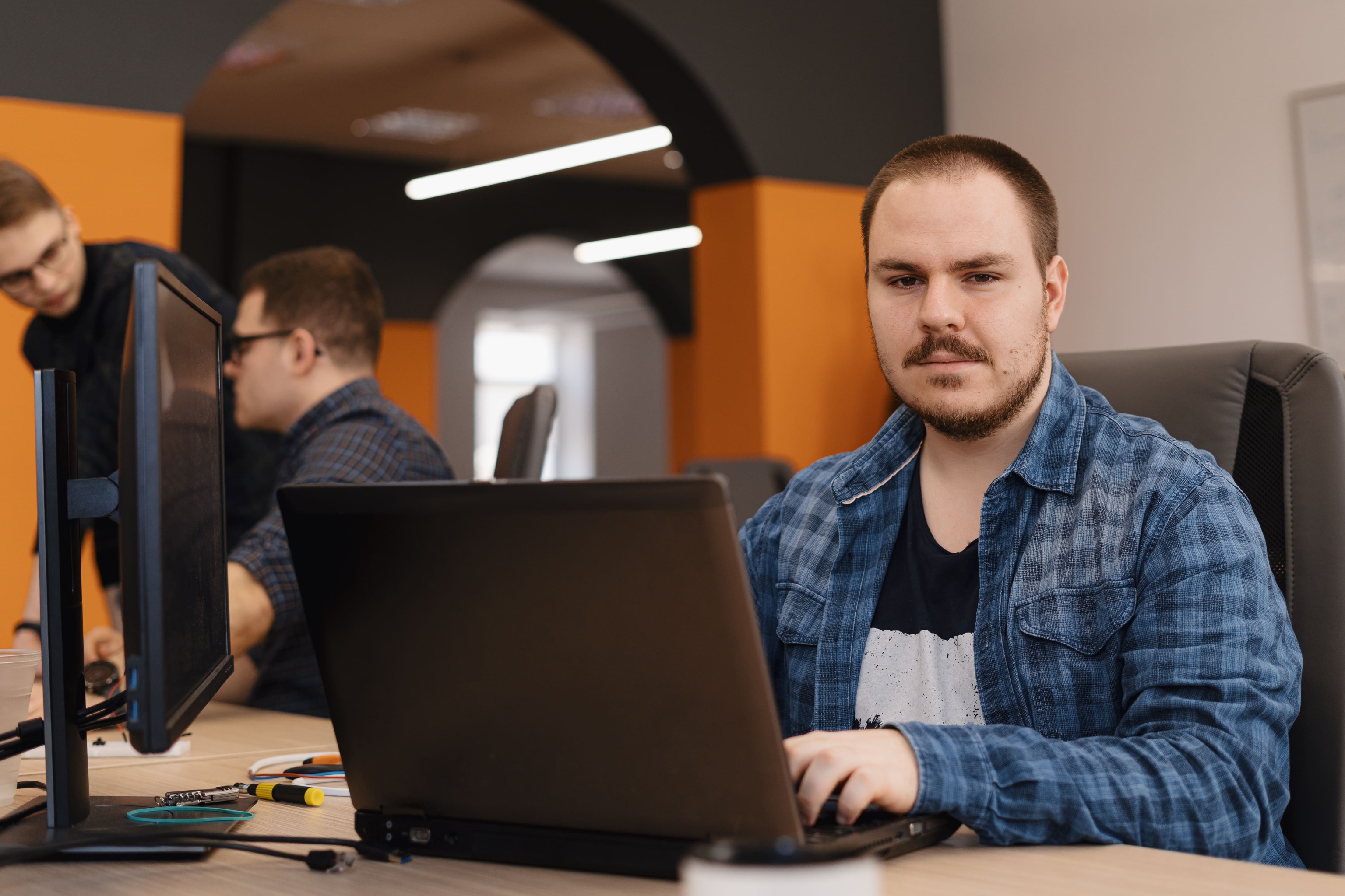 programmist-rabotausii-nad-programmnym-kodom-dla-nastol-nyh-pk (1).jpg