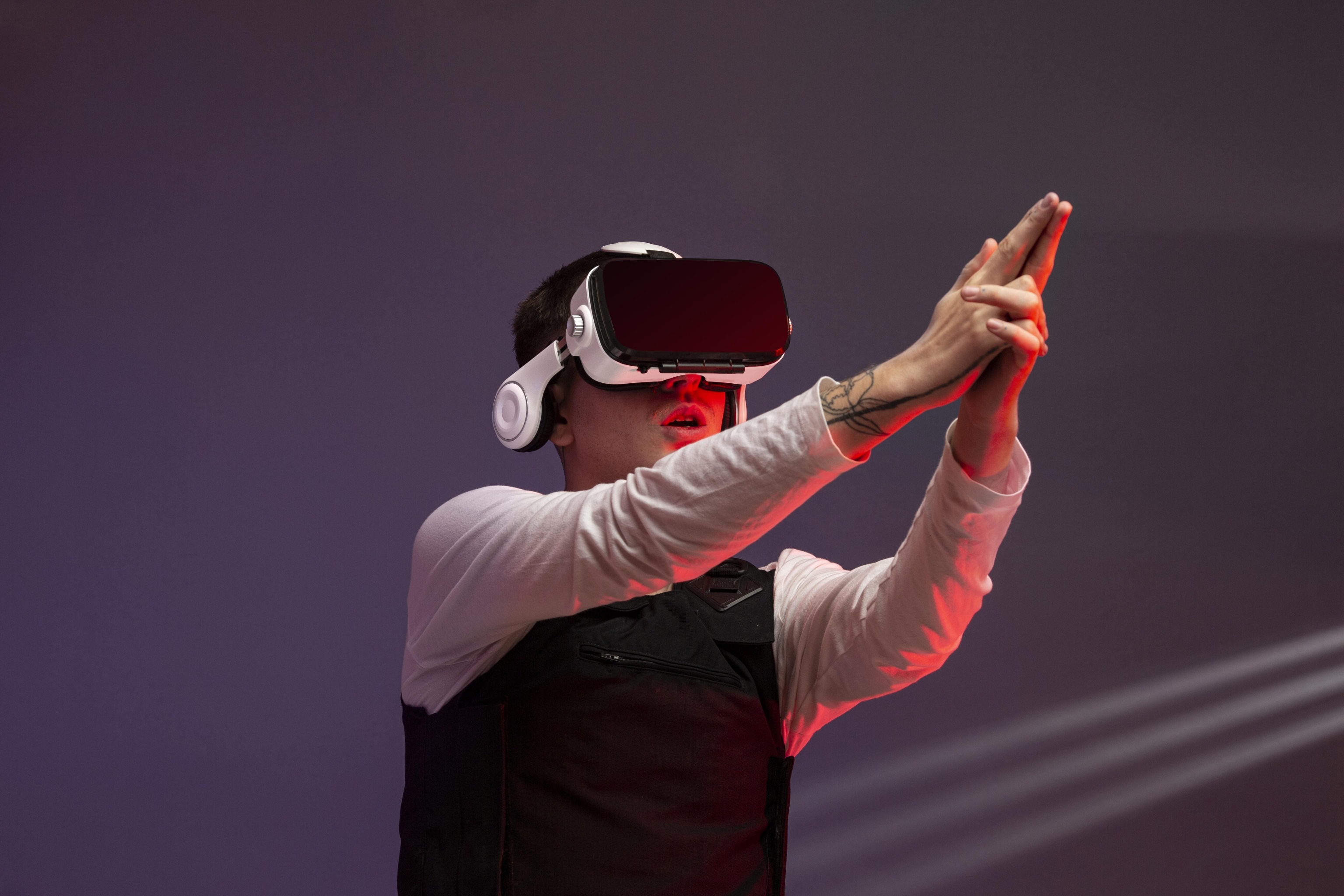 molodoi-celovek-igraet-v-videoigru-s-ockami-virtual-noi-real-nosti (1).jpg