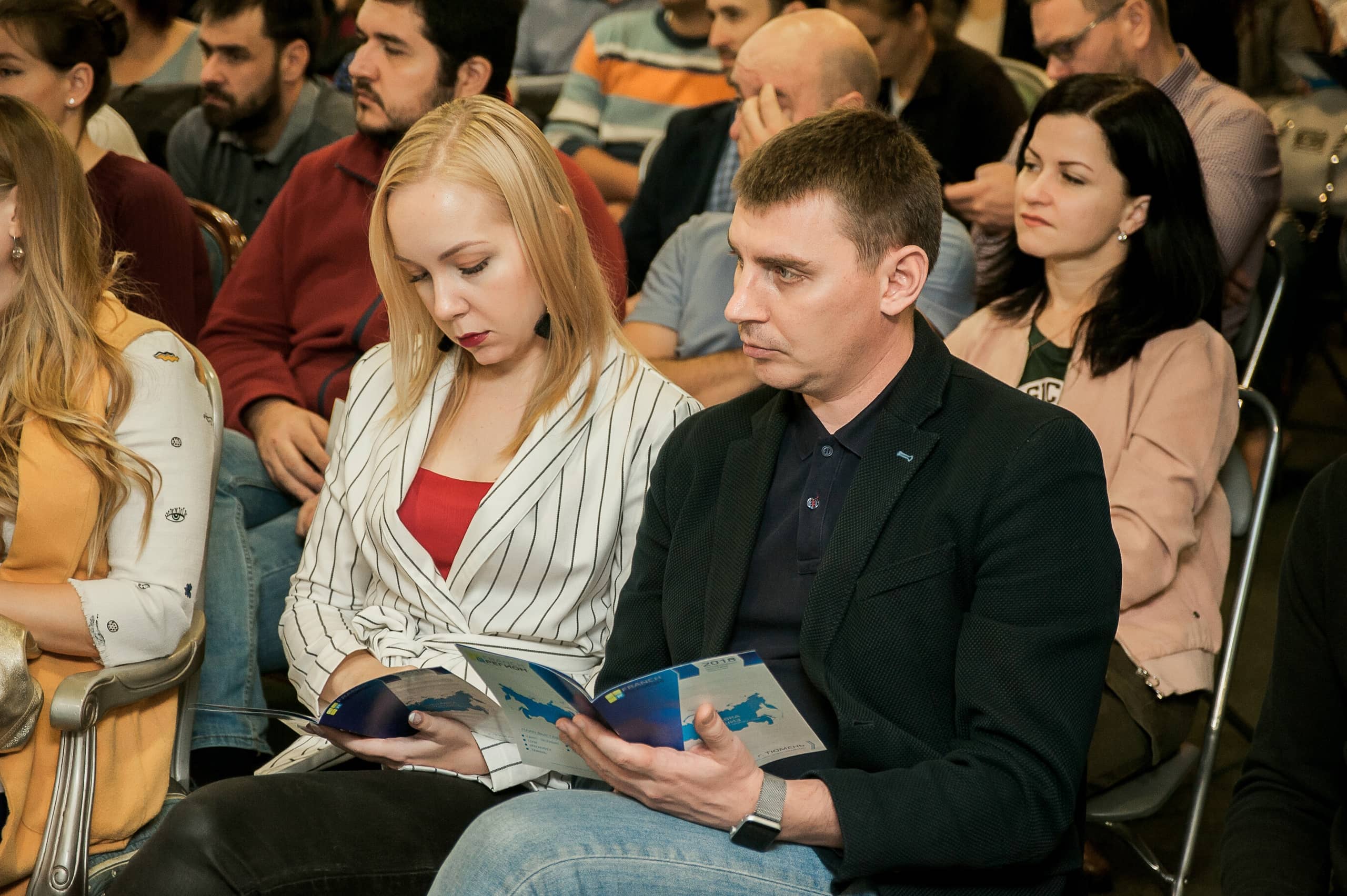 Слушают спикера на выставке франшиз